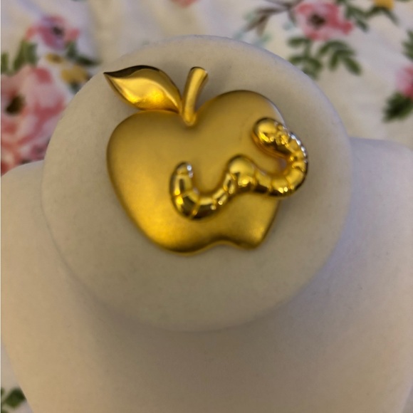 Gold tone Apple worm brooche - Picture 2 of 3